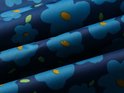 Gedetailleerde close-up van een donkerblauwe stof met een opvallend patroon van grote blauwe bloemen met gele spikkels en groene blaadjes.