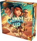 De doos van het bordspel Camel Up, met een tekening van kamelen in de woestijn, met de titel 'Camel Up'.