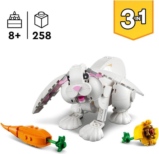 Un lapin LEGO blanc avec de longues oreilles et une carotte.