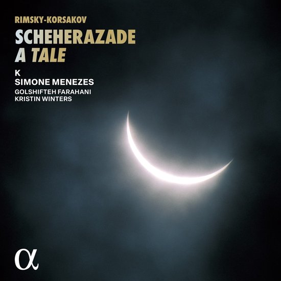 Albumhoes met een sikkelmaan in een donkere, dramatische lucht. Tekst: Rimsky-Korsakov Scheherazade A Tale, K Simone Menezes, Golshifteh Farahani, Kristin Winters, Alpha.