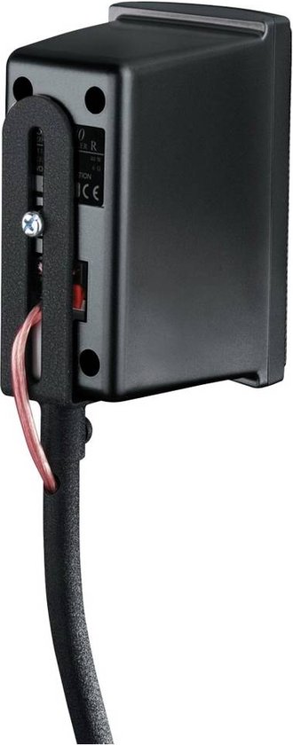 Zwarte luidsprekerbeugel met kabel en schroefdetails, bevestigd aan de achterkant van de luidspreker.