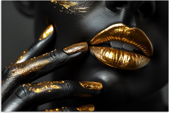 Close-up van een zwart gezicht met gouden lippen en gouden glitter op de vingers.