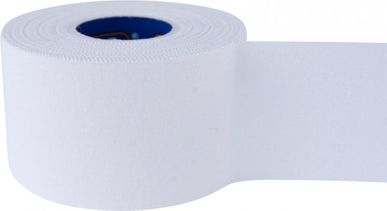 Un rouleau de ruban de sport blanc Sterkur avec le ruban déroulé vers la droite sur fond blanc.