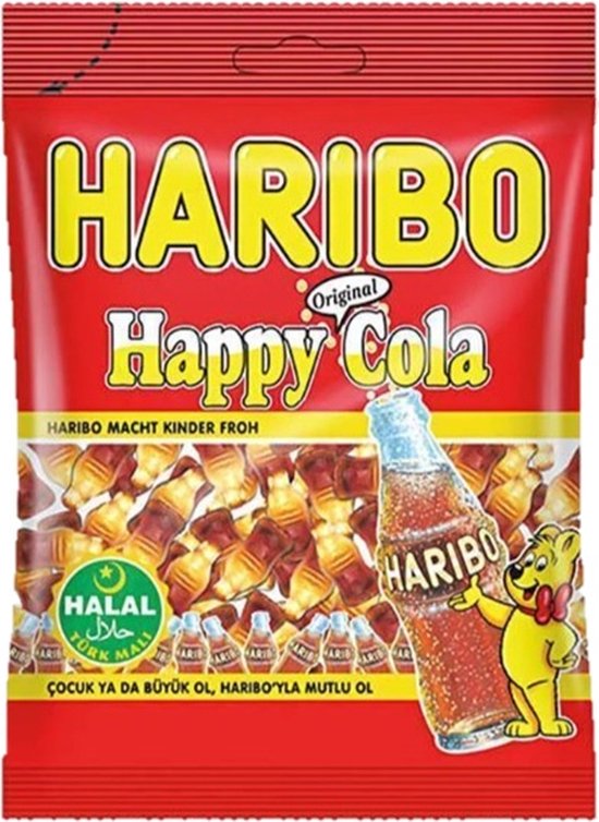 Haribo Happy Cola zak met bruine colaflesjes-snoepjes. Een gele beer houdt een bruisende colafles vast op de rode verpakking.