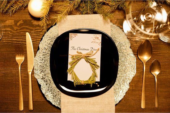 Gouden onderzetter met een grof, reliëfachtig textuur, met daarop een zwarte bord met een kerstkaart.
