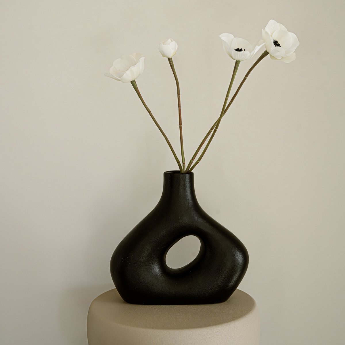 Indore Home - Vaas Alberti - Bloemenvaas - Woonkamer decoratie - Vaas Zwart - Holle Vaas - Donutvaas