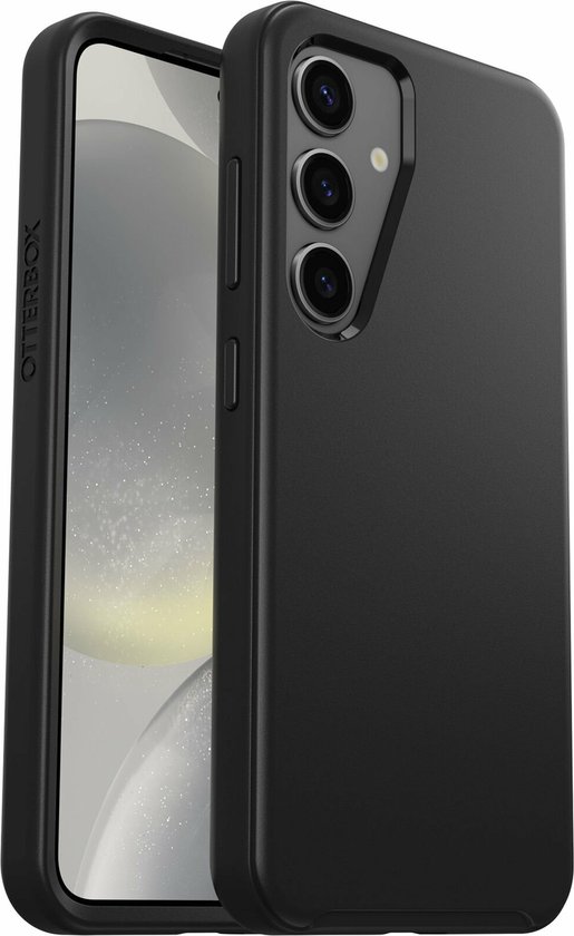 Coque OtterBox Symmetry noire autour d'un Samsung Galaxy S24, avec le logo OtterBox sur le côté et une découpe triple caméra.