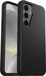 Coque OtterBox Symmetry noire autour d'un Samsung Galaxy S24, avec le logo OtterBox sur le côté et une découpe triple caméra.