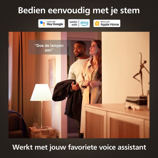 Een koppel geniet van sfeervolle verlichting in hun woonkamer, met logo's voor Google Assistant, Alexa en Apple Home.
