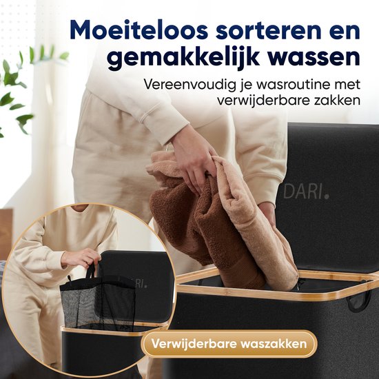 Persoon vult een zwarte wasmand met bamboe rand en deksel met handdoeken, met een zicht op de uitneembare waszak.