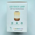 Emballage d'une lampe tactile LED avec lampe de chevet en grain de bois et blanc, avec des fonctions comme batterie, minuterie, tactile et 8 couleurs.