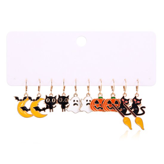 Un ensemble de cinq paires de boucles d'oreilles sur le thème d'Halloween : lunes jaunes avec des chauves-souris, chats noirs, fantômes blancs et citrouilles orange sur des balais.
