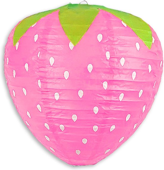 Roze papieren lampion in de vorm van een aardbei met witte zaadjes en groene blaadjes.