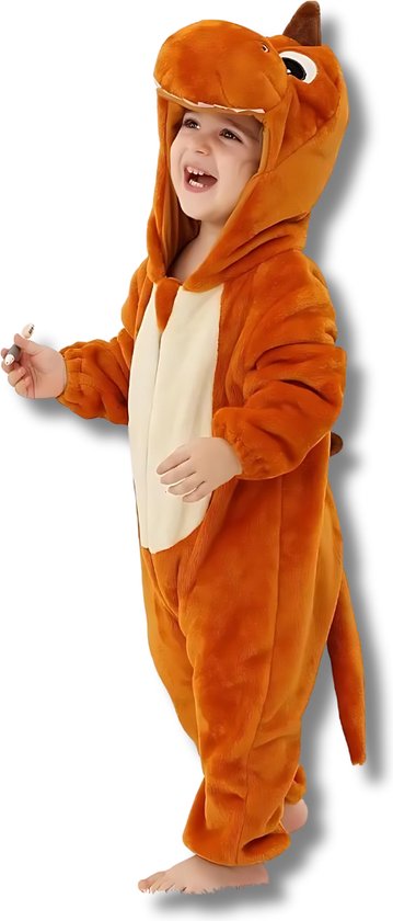 Een lachend kind in een bruine dinosaurus onesie, met capuchon en lichte buik.