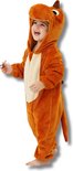 Een lachend kind in een bruine dinosaurus onesie, met capuchon en lichte buik.