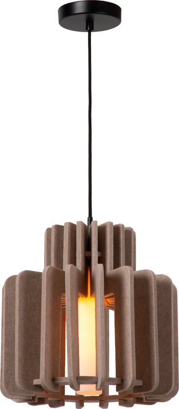 Een taupekleurige hanglamp in Japandi stijl, met een cilindervormige kap opgebouwd uit verticale lamellen, geïsoleerd op witte achtergrond.