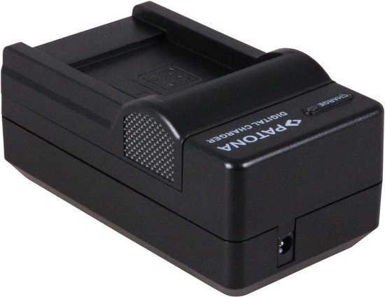 Zwarte Patona digitale lader met 'charge' indicator.