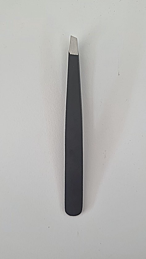 Pince à épiler de précision noire à pointe biseautée argentée, posée à plat sur fond blanc.