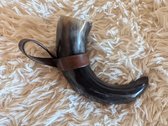Drinkhoorn Met Riem Houder - bruin - Drinkhoorn - Drink hoorn - Medium 0,4L-0,5L - Natuur hoorn - LARP - live Action Role Play - Accessoires - Larpcenter.nl - Cadeau - Viking - Keltisch