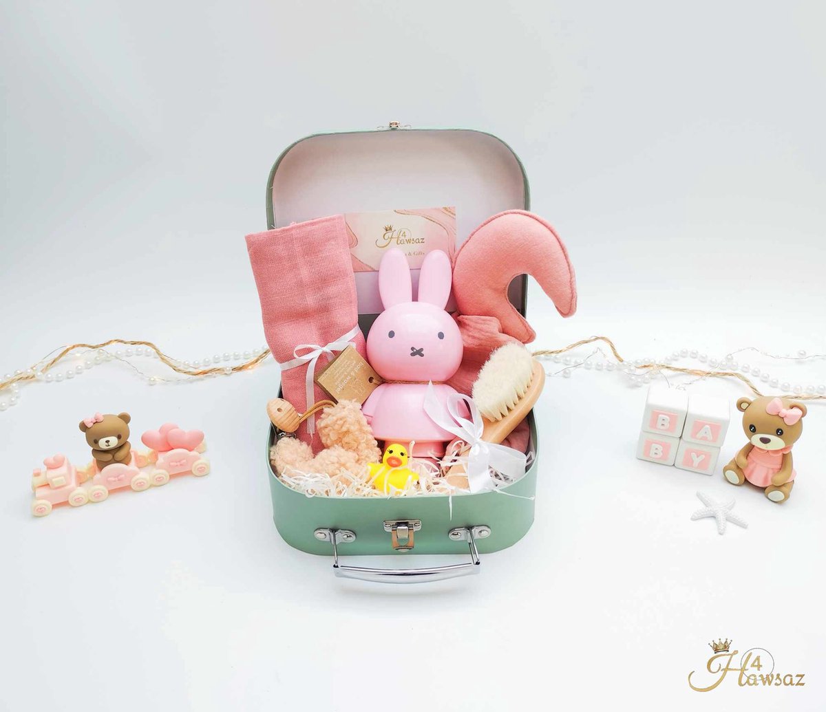 Goedkoopste Gepersonaliseerde kraamcadeaus voor meisje 7 stuks - Hawsaz.nl cadeau - Babygeschenksets - Geboortecadeau - babyshower - Babyset - Baby knuffel doekje - Speenkoord - Babygeschenk - baby speelgoed - Babyverzorging - Badcape - Nijntje - Baby koffertje