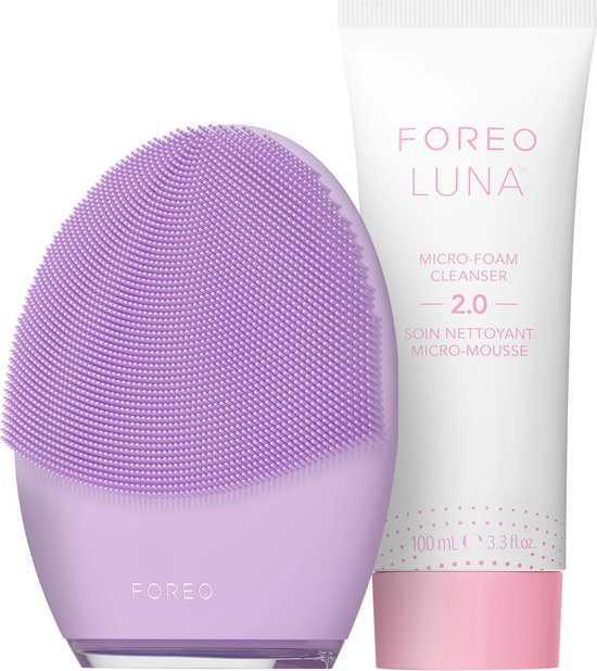 Paarse FOREO LUNA gezichtsborstel en witte Micro-Foam Cleanser 2.0 tube met roze accent.