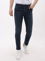 Donkerblauwe regular fit spijkerbroek, gedragen door een man, van voren gezien.