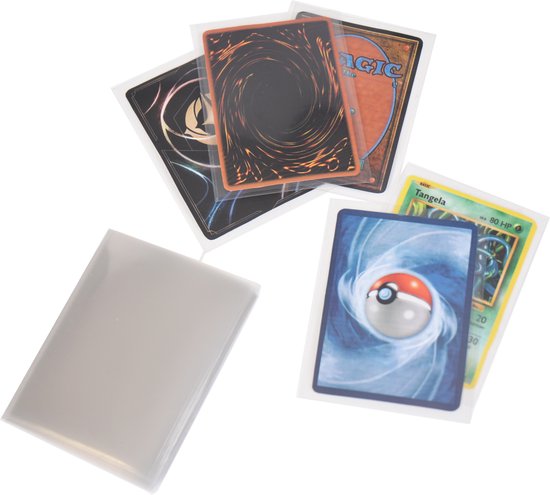 Een stapel van vier beschermhoezen voor ruilkaarten, waaronder een Pokémon-kaart, een Magic the Gathering-kaart en een Yu-Gi-Oh!-kaart.