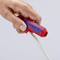 Een hand houdt een rode kabelstripper met blauw handvat en tekst, terwijl een witte kabel wordt gestript.