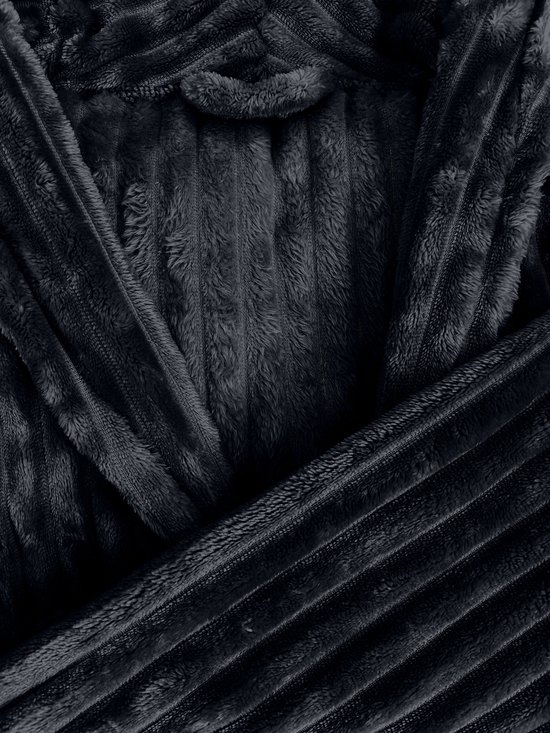 Close-up van de zachte, zwarte teddy ribstof van een badjas, met een gedetailleerd zicht op de textuur.