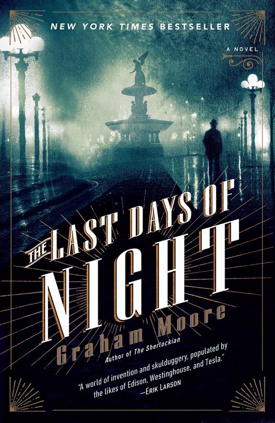 Boekomslag van 'The Last Days of Night', een bestseller in New York Times, met een sfeervolle, schemerige stadsfoto op de achtergrond.