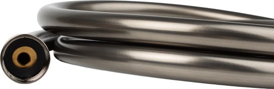 Detail van de douchekop slang in gunmetal met een schroefconnector en een gouden binnenring.
