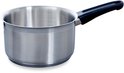 Zilverkleurige steelpan met een zwart handvat op zwarte achtergrond.