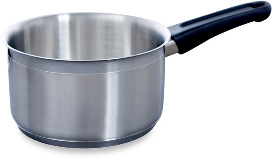 Zilverkleurige steelpan met een zwart handvat op zwarte achtergrond.