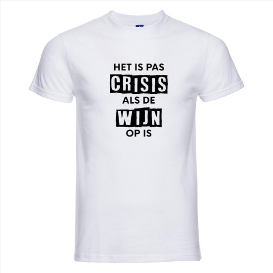 Wit T-shirt met de tekst 'HET IS PAS CRISIS ALS DE WIJN OP IS' in zwarte blokletters.