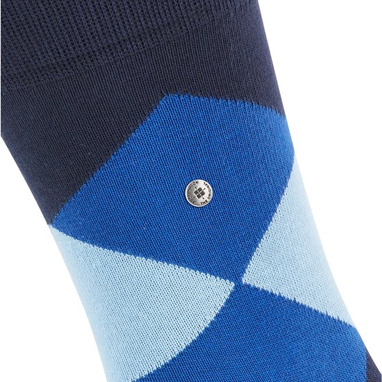 Donkerblauwe sokken met een ruitpatroon in lichtblauw en marineblauw.