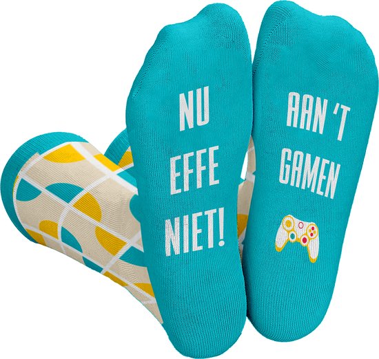 Silly Soles - Grappige sokken - AAN 'T GAMEN - Gamer cadeau One Size Sokken met Tekst - Grappige Cadeaus Vrouwen - Happy Gekke Funny Games Socks - Verjaardag Cadeau Man, Geschenk Heren, Jongens, Vader, Papa - Originele Kerst cadeautjes