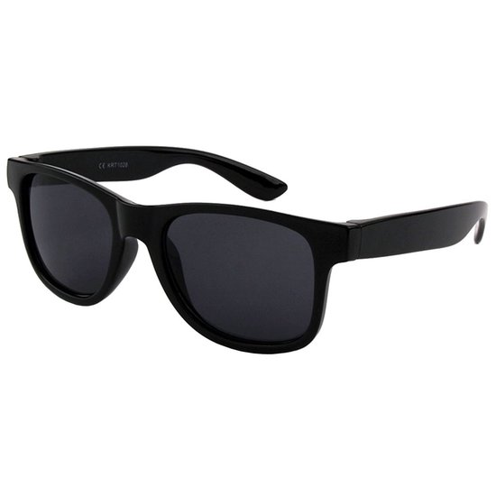 Zwarte wayfarer zonnebril met donkere glazen.