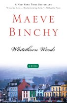Boekcover met de titel "Whitethorn Woods" door Maeve Binchy. Een stadsgezicht met gekleurde gebouwen onder een mistige hemel.