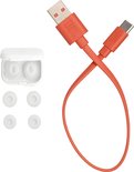 Witte oplaadcase, oordopjes en oranje USB-C kabel.