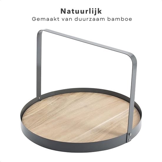 Ronde bamboe serveerplank met donker metalen rand en gebogen handvat, op witte achtergrond.