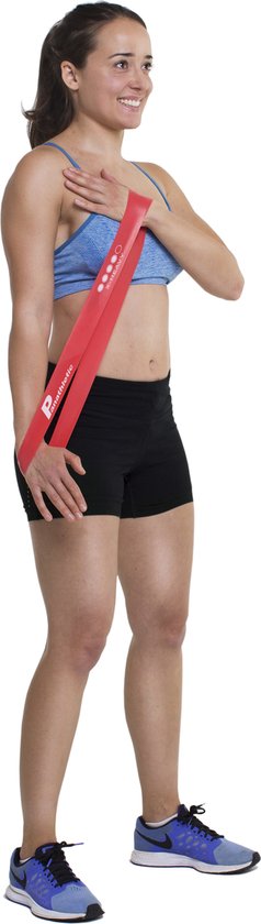 Vrouw in sportkleding houdt een rode Panathletic weerstandsband op haar borst. De band heeft witte stippen en tekst.
