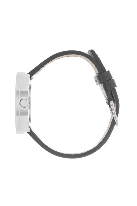 Zijzicht van een zwart lederen horloge met zilverkleurige kast.