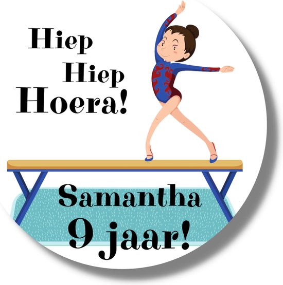 Ronde sticker met turner op balk, met tekst 'Hiep Hiep Hoera! Samantha 9 jaar!'.