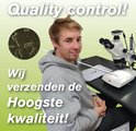Jonge man bij een microscoop. Vergroot beeld van aaltjes. Tekst "Quality control! Wij verzenden de hoogste kwaliteit!".