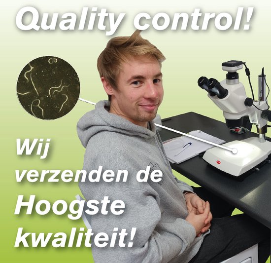 Jonge man bij een microscoop. Vergroot beeld van aaltjes. Tekst "Quality control! Wij verzenden de hoogste kwaliteit!".