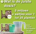 Doos "STENEMA" en groen zakje. Maatbeker met water. Tekst "Wat is de juiste dosis?".