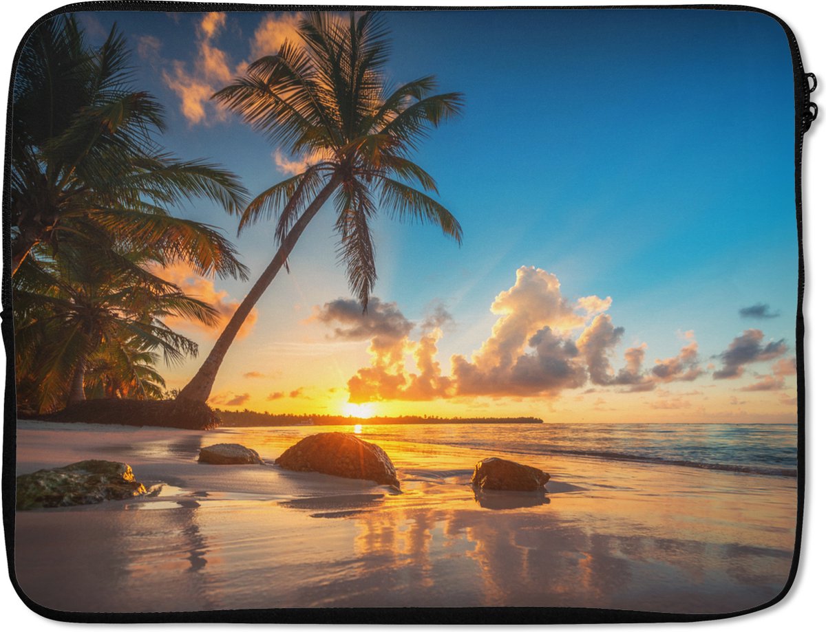 Laptophoes 15.6 inch - Strand - Zee - Palmboom - Zonsondergang - Laptop sleeve - Binnenmaat 37x26 cm - Zwarte achterkant