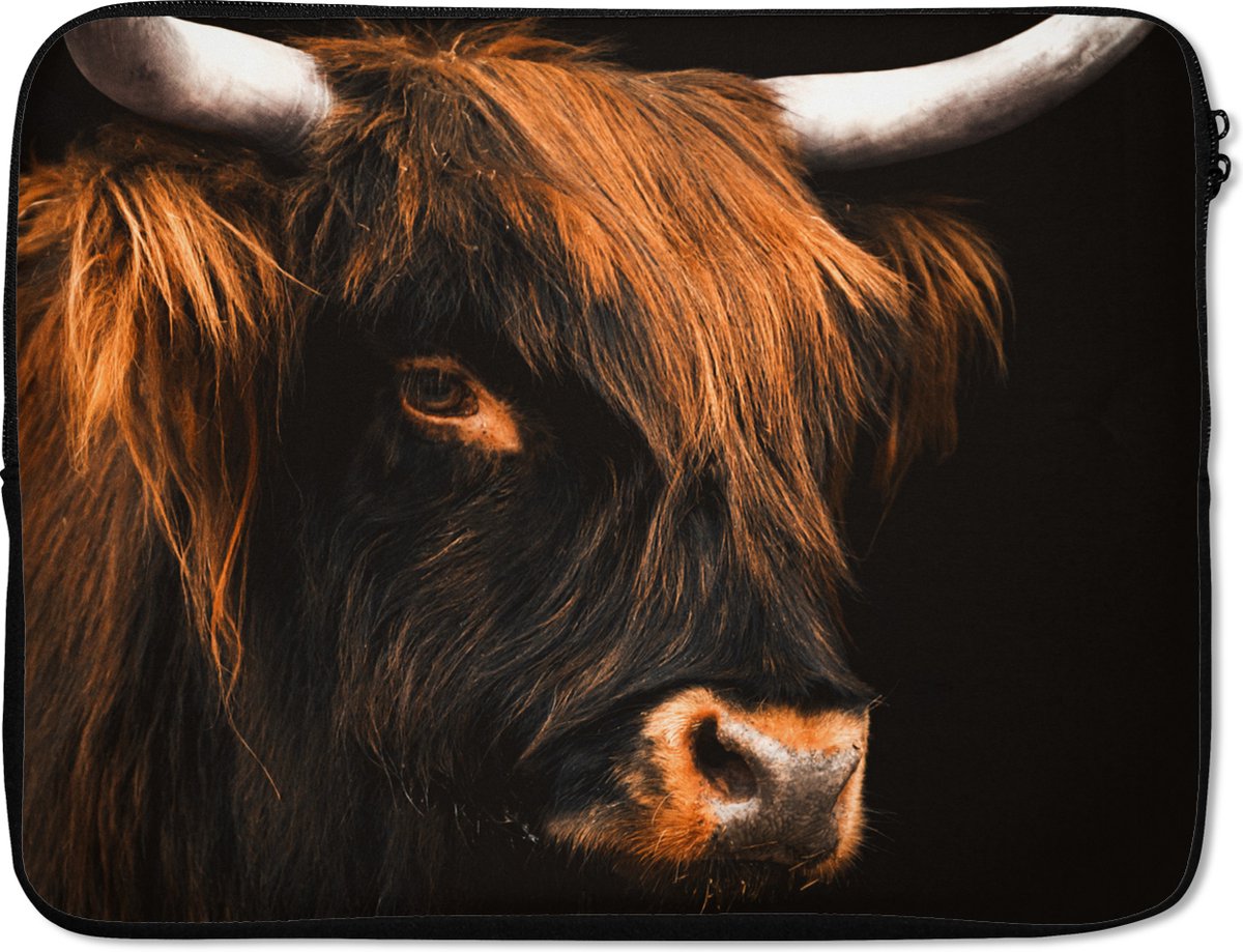Laptophoes 15.6 inch - Schotse hooglander - Zwart - Koe - Hoorn - Dieren - Laptop sleeve - Binnenmaat 37x26 cm - Zwarte achterkant