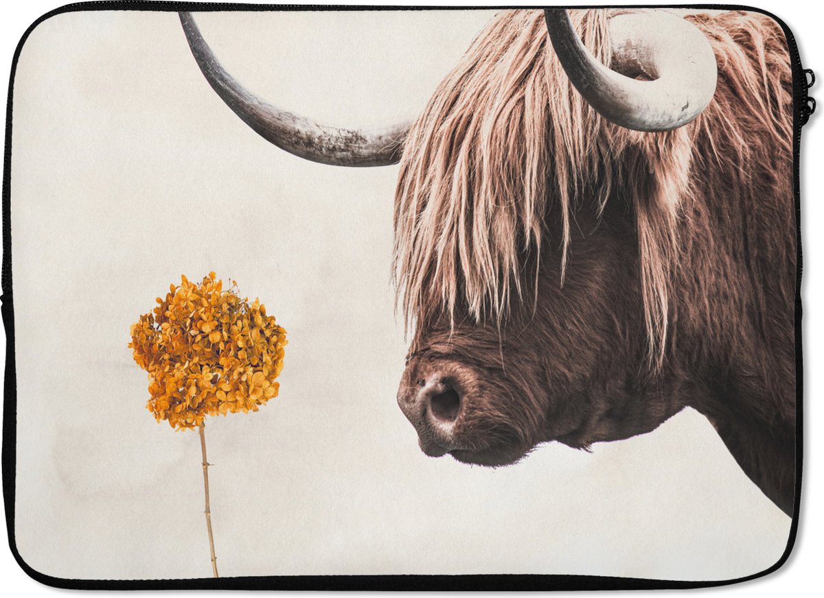 Laptophoes 13 inch - Schotse hooglander - Bloem - Oranje - Laptop sleeve - Binnenmaat 32x22,5 cm - Zwarte achterkant