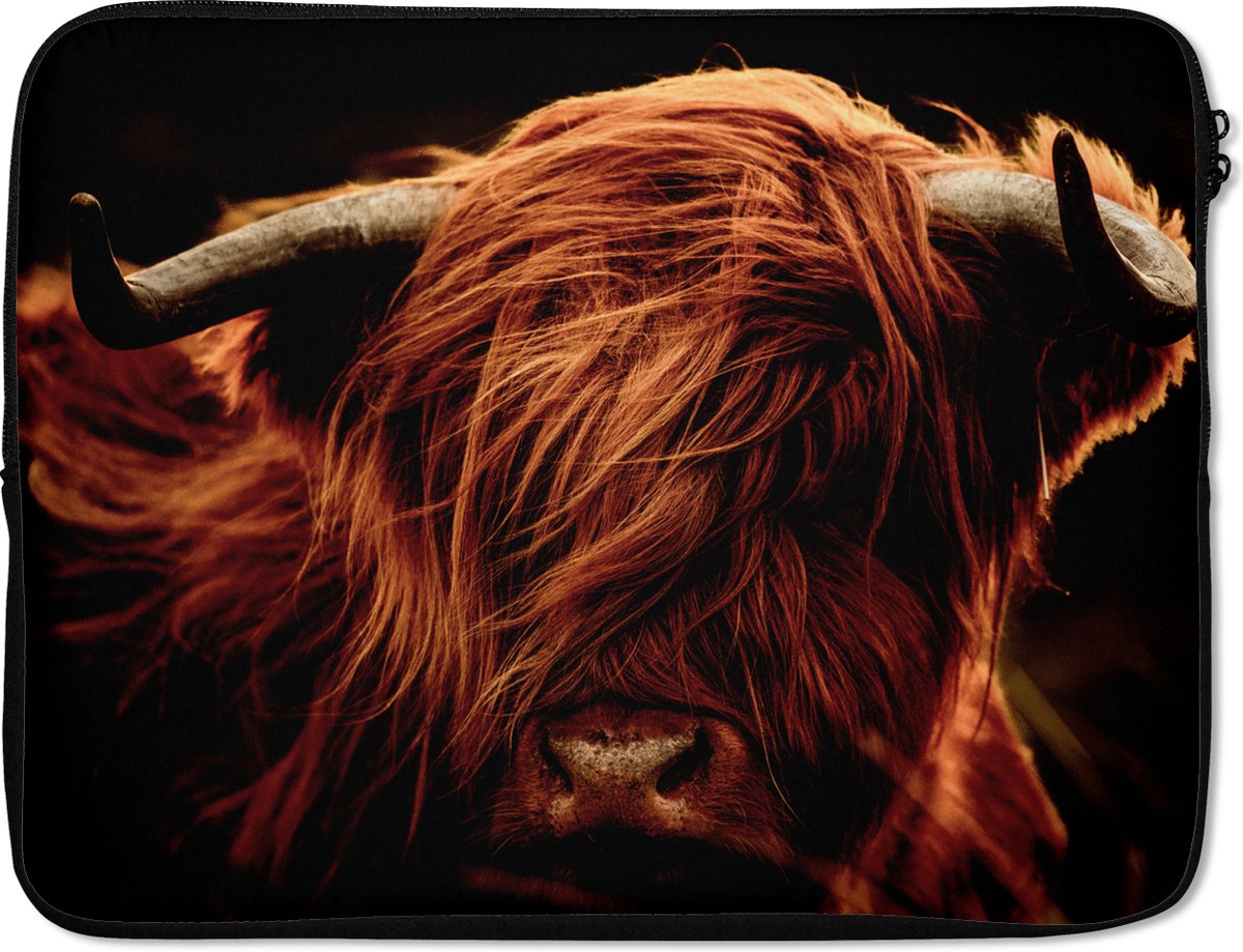 Laptophoes 17 inch - Schotse hooglander - Koe - Hoorns - Portret - Dieren - Laptop sleeve - Binnenmaat 41x28 cm - Zwarte achterkant